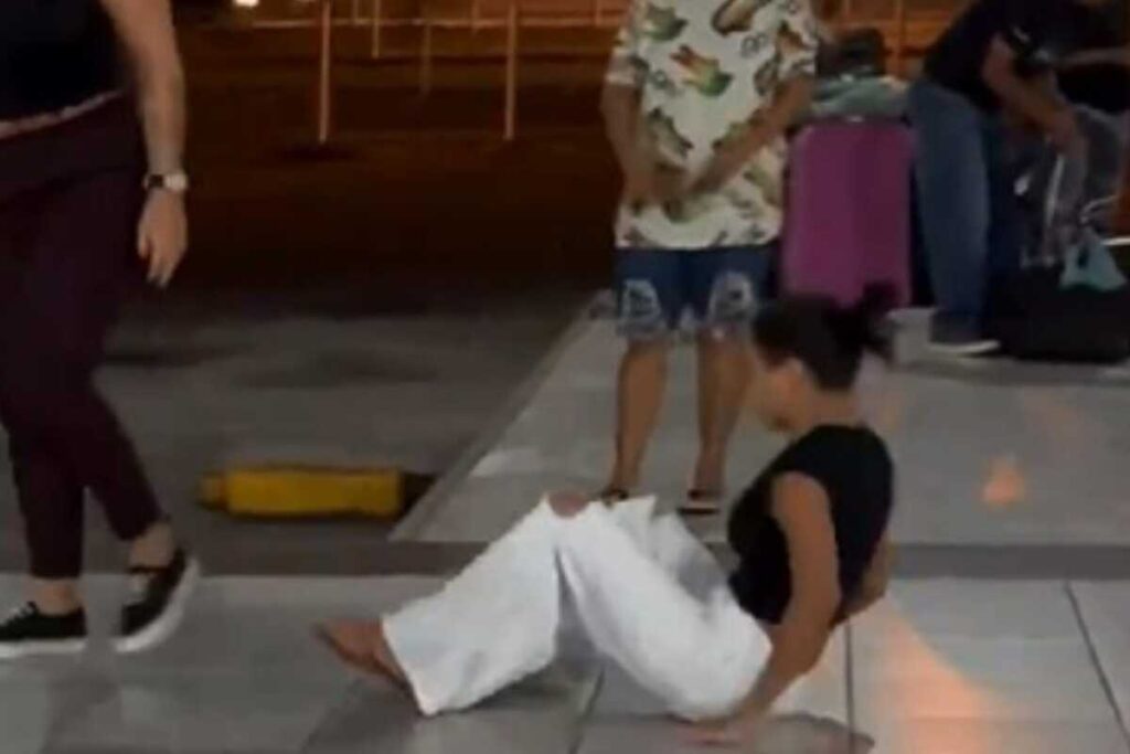 As duas continuam discutindo até que a jovem se joga no chão, onde continua a gritar pedindo pelo Iphone 15. (Foto: Captura)