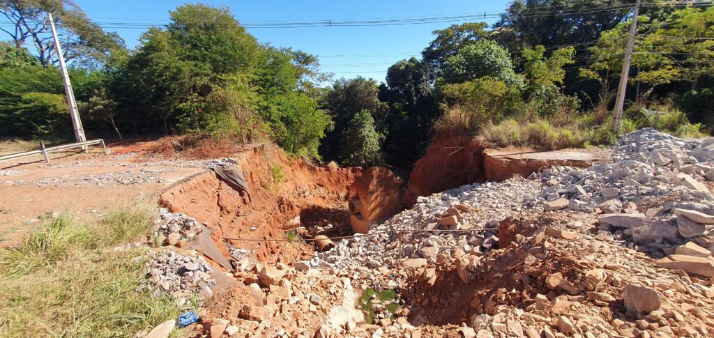 Erosão preocupa moradores (Foto: José Aurélio Mendes)