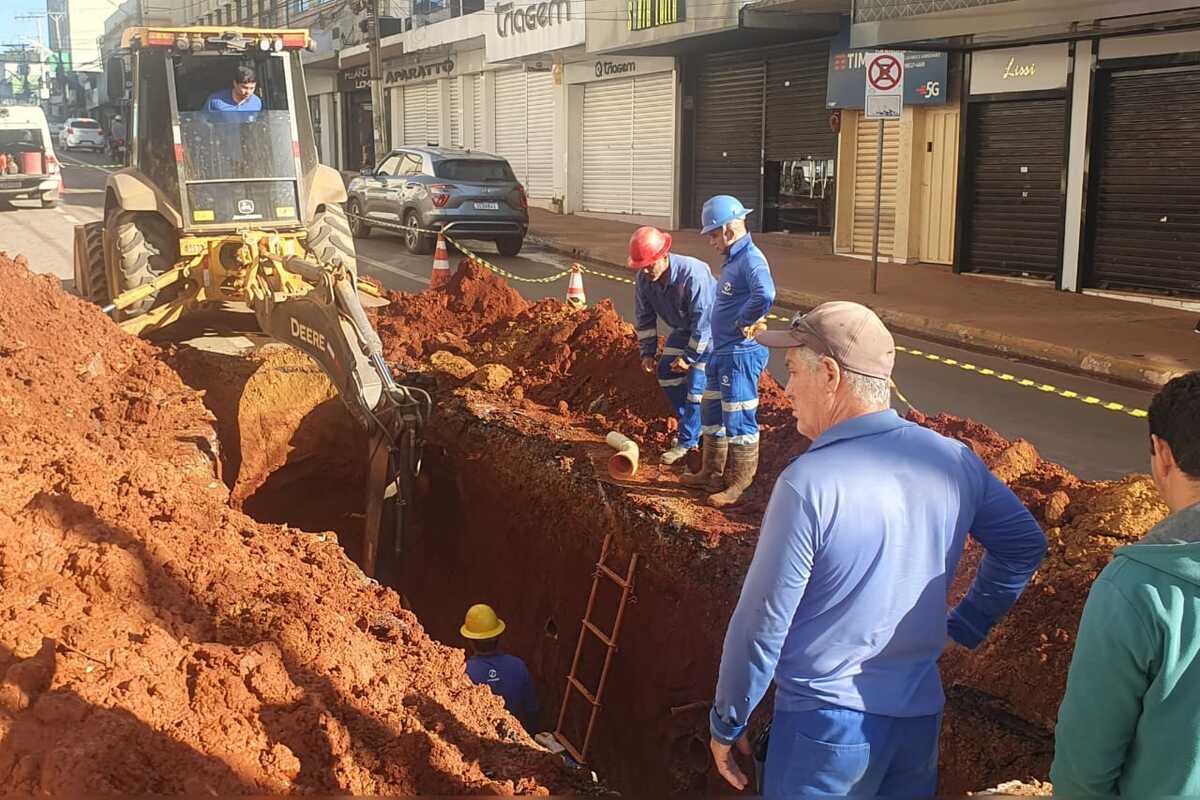 Na tarde desta terça-feira (18), o buraco se abriu enquanto um ônibus do transporte coletivo passava pela Avenida Goiás. (Foto: José Aurélio / Rádio São Francisco)