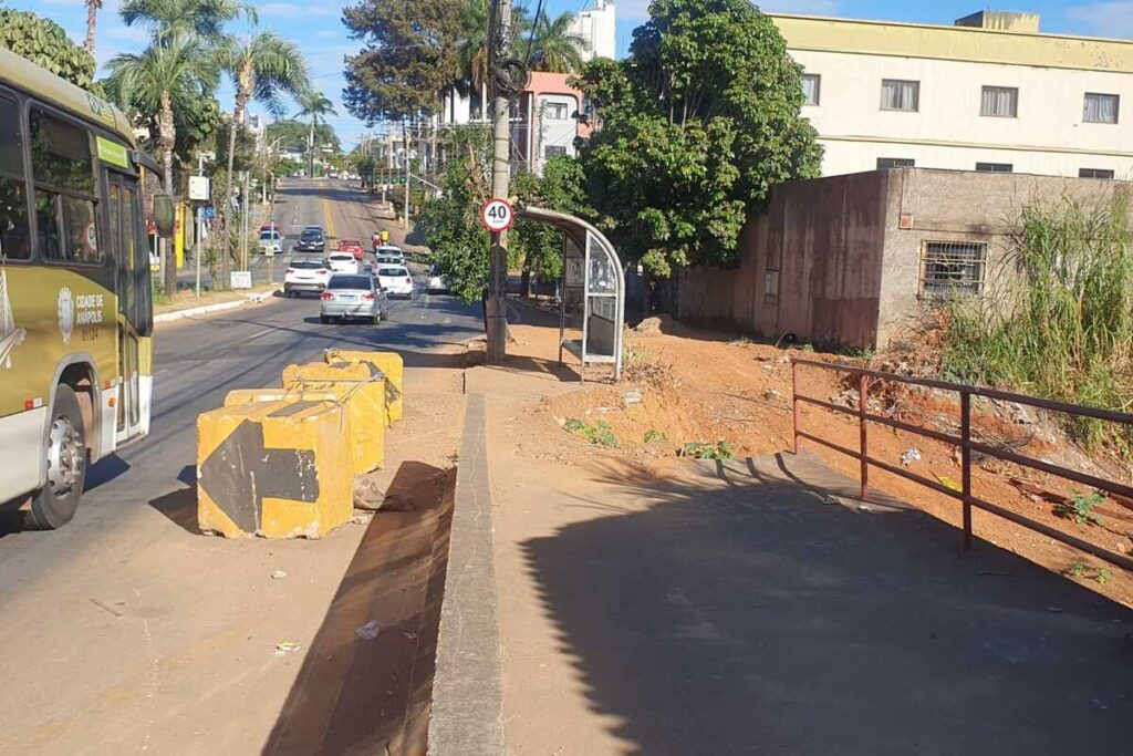Avanço da erosão já comprometeu a calçada e ameaça casas próximas (Foto: José Aurélio Mendes / Rádio São Francisco FM)
