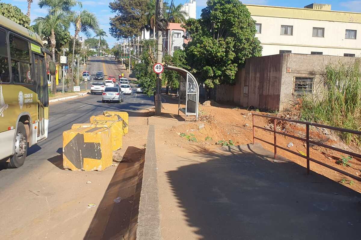 Avanço da erosão já comprometeu a calçada e ameaça casas próximas (Foto: José Aurélio Mendes / Rádio São Francisco FM)