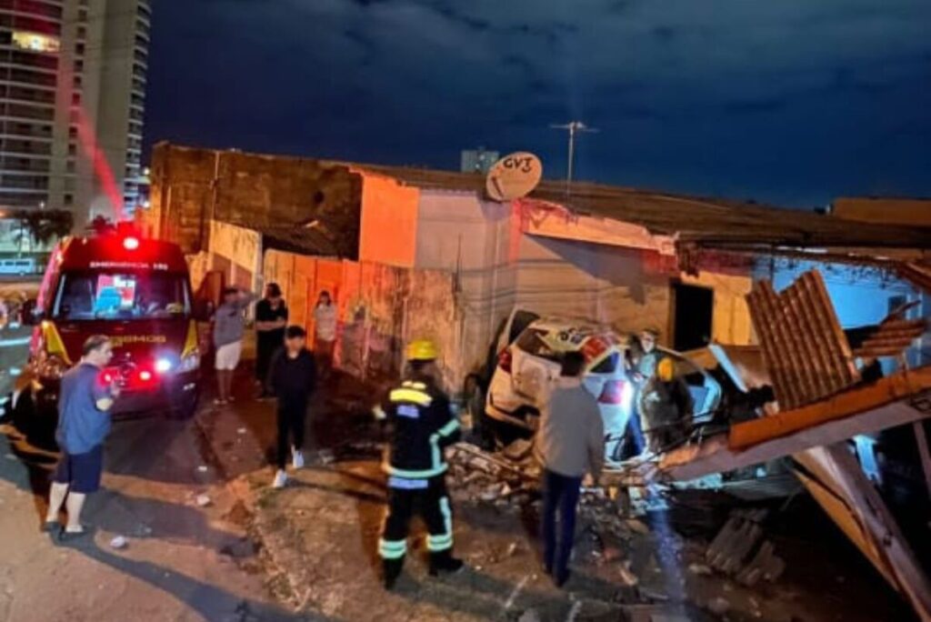 Moradores e vizinhos, que ficaram assustados com o barulho do carro invadindo o imóvel (Foto: Ericsonn Sousa)