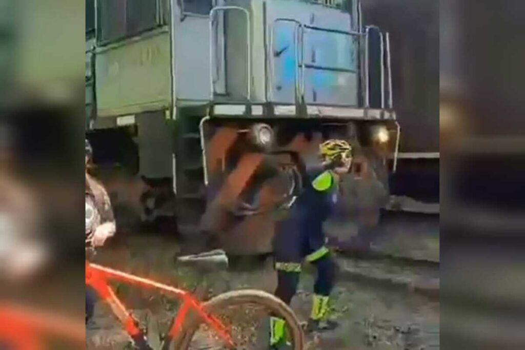 Uma das ciclistas, a mais ousada do grupo, resolveu se aproximar ainda mais da rota do trem. (Foto: Captura)
