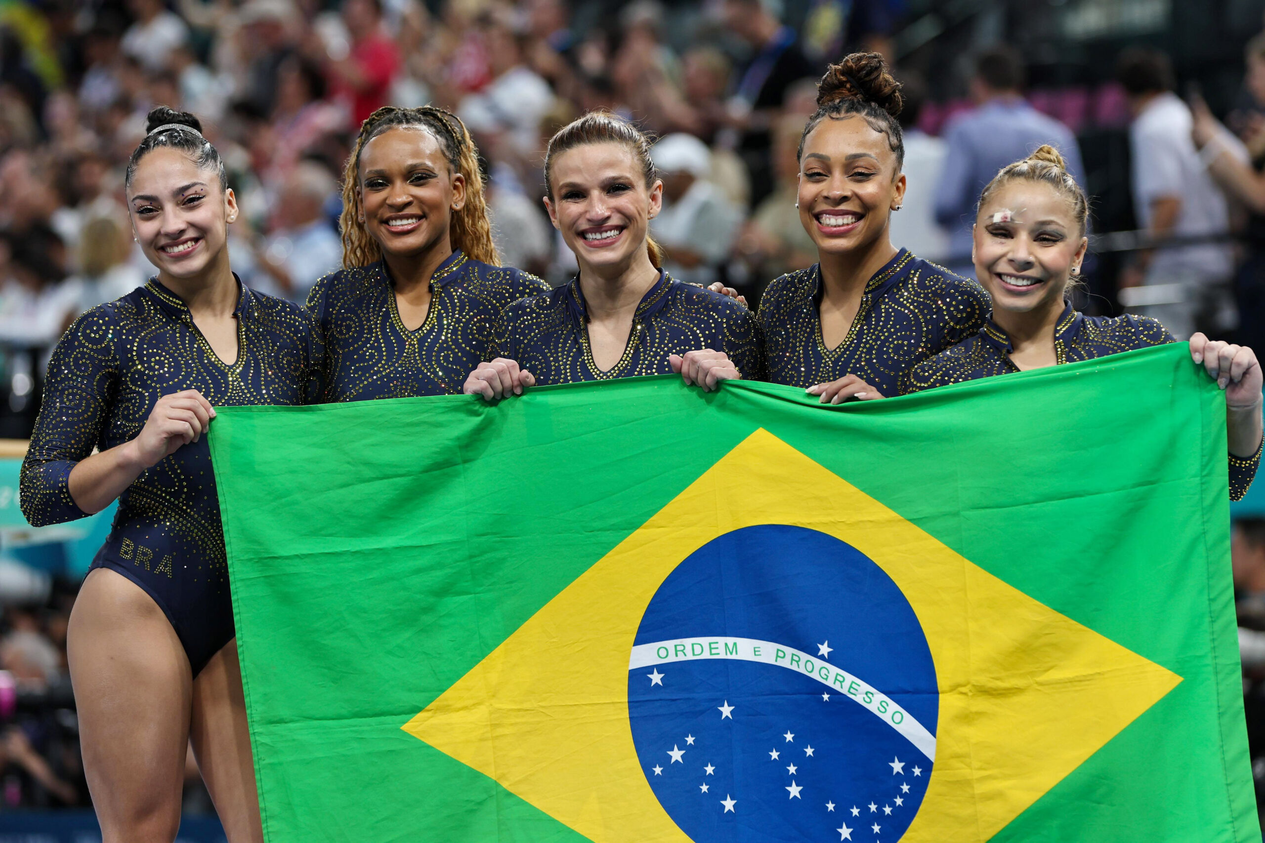 Julia Soares, Rebeca Andrade, Jade Barbosa, Lorrane Olivera e Flavia Saraiva comemoram a conquista da medalha inédita (Foto: Miriam Jeske/COB)