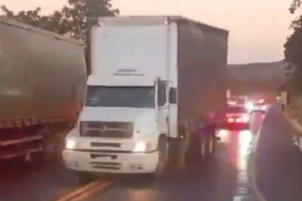 O criminoso que dirigia o veículo roubado ignorou os sinais da polícia para que parasse o caminhão. Iniciou-se então uma perseguição que se estendeu por 33 quilômetros. (Foto: Captura)