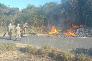 O Corpo de Bombeiros Militar do Estado de Goiás (CBMGO) foi acionado e o incêndio foi contido antes que o fogo provocasse maiores danos. (Foto: José Aurélio / Rádio São Francisco)