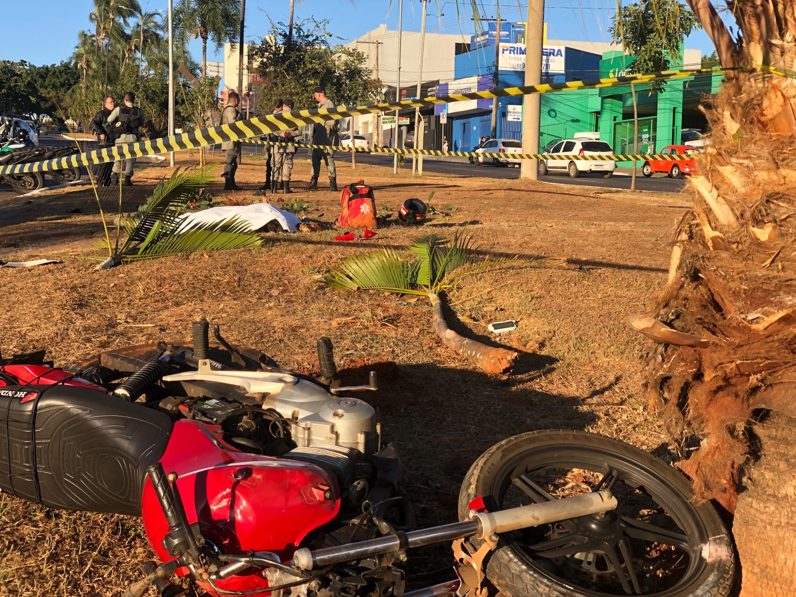 O motociclista, que pilotava uma uma Honda CG 150, ainda não foi identificado. Trânsito flui normalmente. (Foto: Victor Santos / Rádio São Francisco)