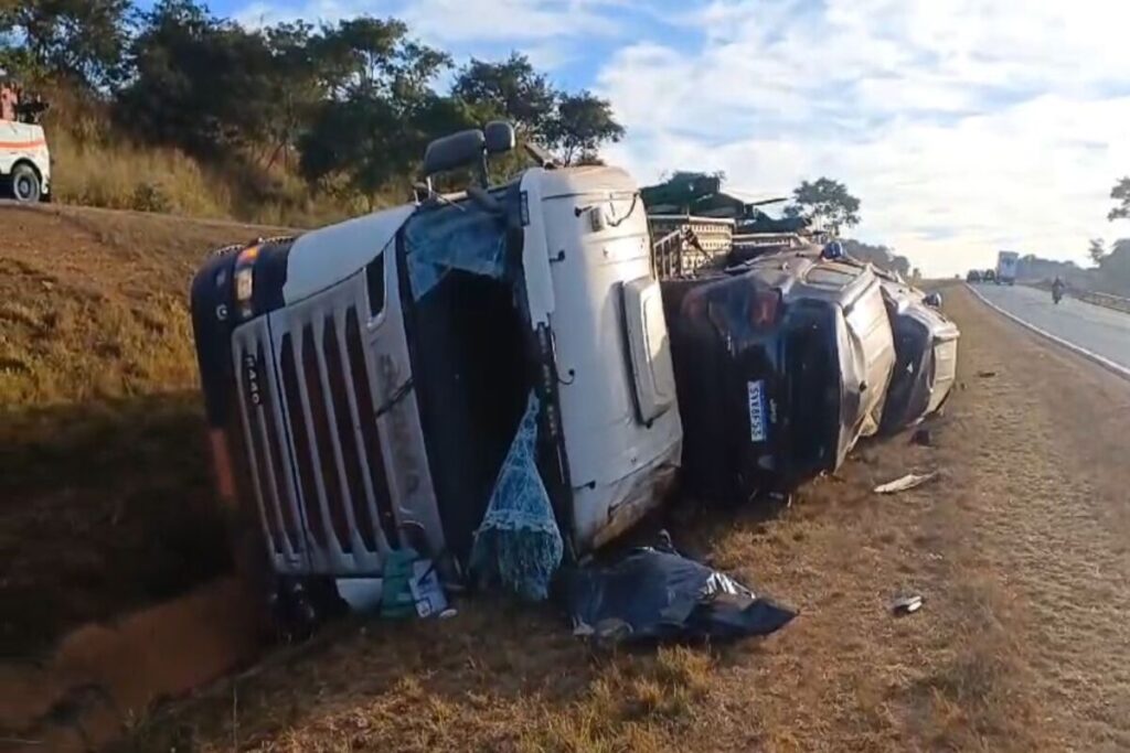 De acordo com a PRF, o condutor da carreta não estava utilizando cinto de segurança e acabou falecendo no local. (Foto: Reprodução / PRF)