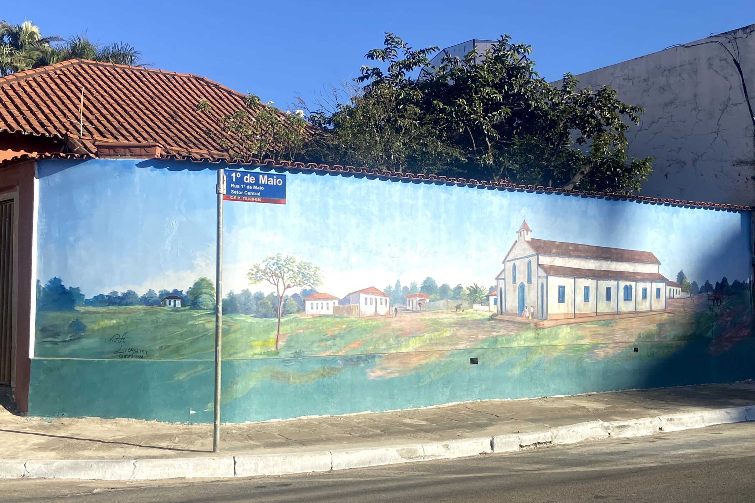 Pessoas pararam para conversar com os artistas enquanto eles trabalhavam na pintura (Foto: Gabriel Emilliano Rodrigues/Rádio São Francisco)