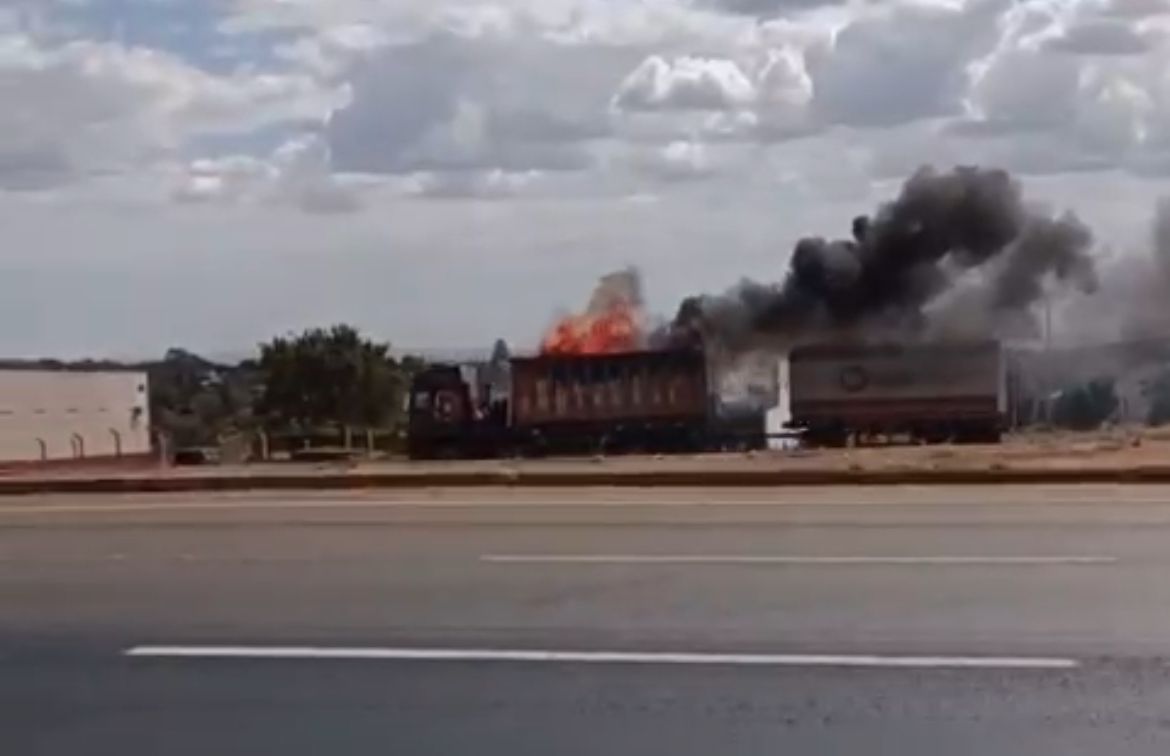 Carreta seguia em movimento rumo a Goiânia (Foto: Captura)