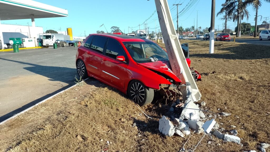 Carro atingiu poste de concreto e ficou destruído (Foto de uso exclusivo: José Aurélio Mendes/Rádio São Francisco FM)