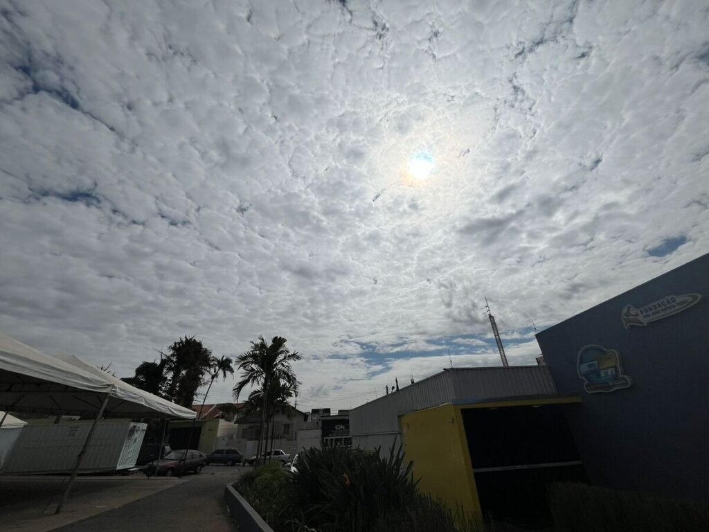 Céu em tom cinza despertou a curiosidade dos anapolinos (Foto: Jonathan Cavalcante/São Francisco FM)