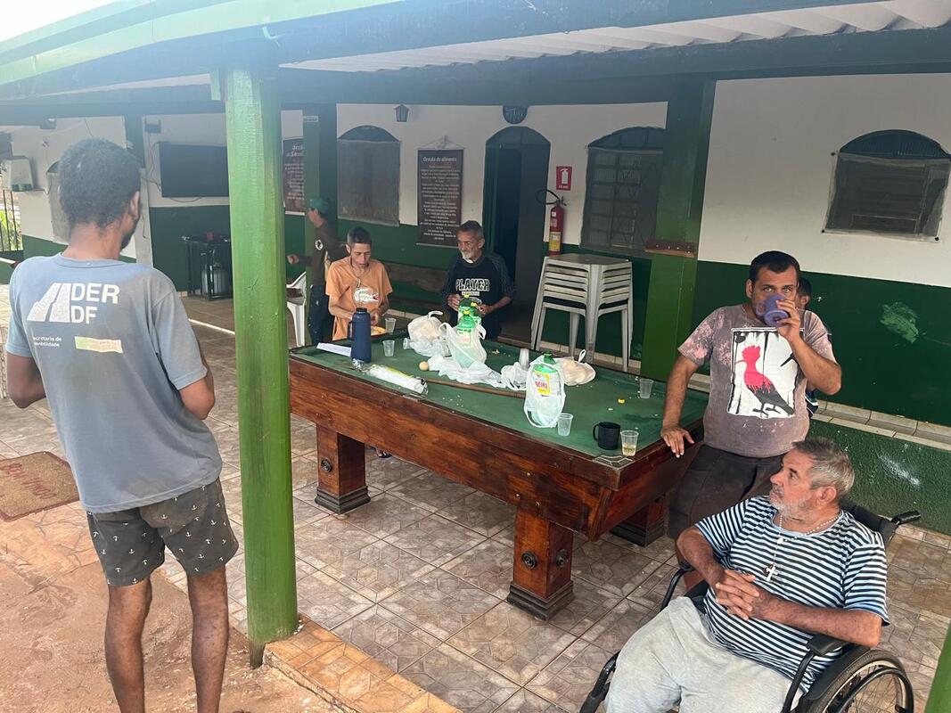 Pacientes da clínica clandestina saciaram a fome após mobilização da PM (Foto: Jonathan Cavalcante - Rádio São Francisco FM)