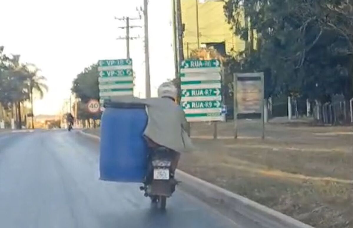 Vídeo mostra o motociclista 'abraçando' o tambor com o braço esquerdo (Foto: Captura/São Francisco FM)