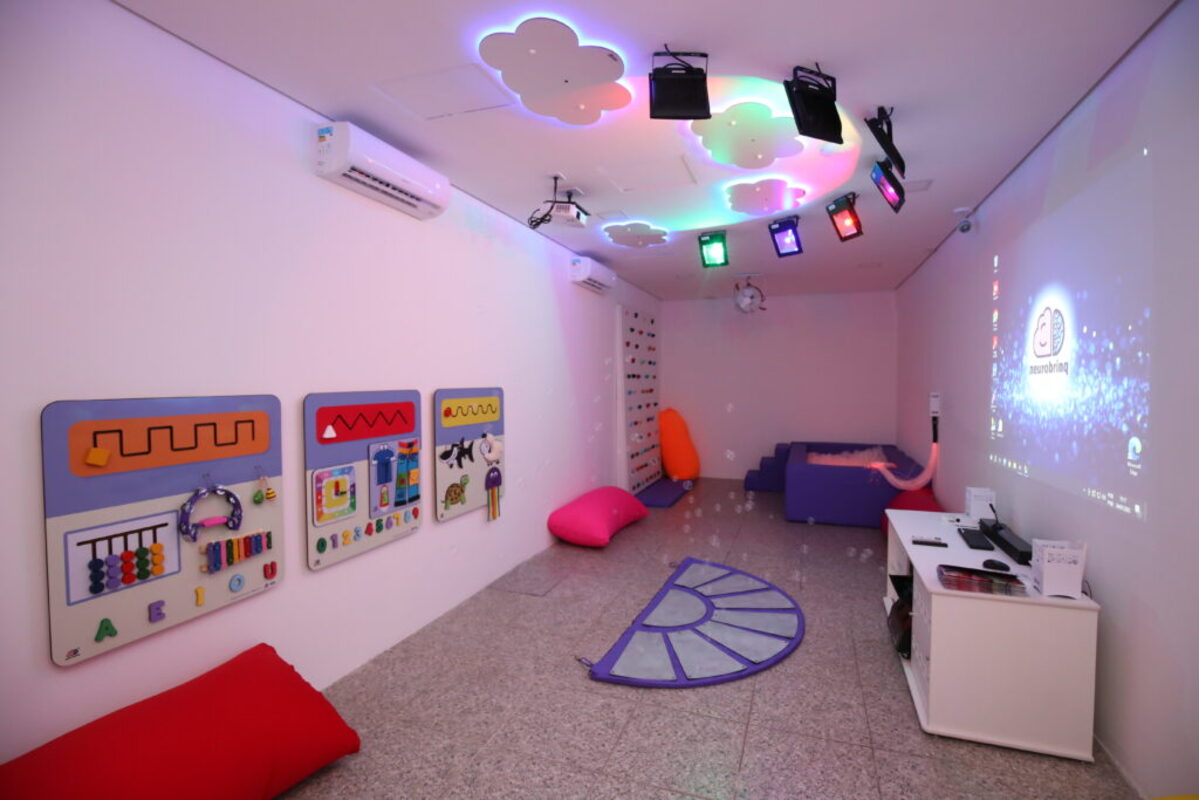 Sala Multissensorial objetiva instrumentalizar e integrar os diversos tipos de estímulos sensoriais, cognitivos e motores do aluno (Foto: Divulgação)