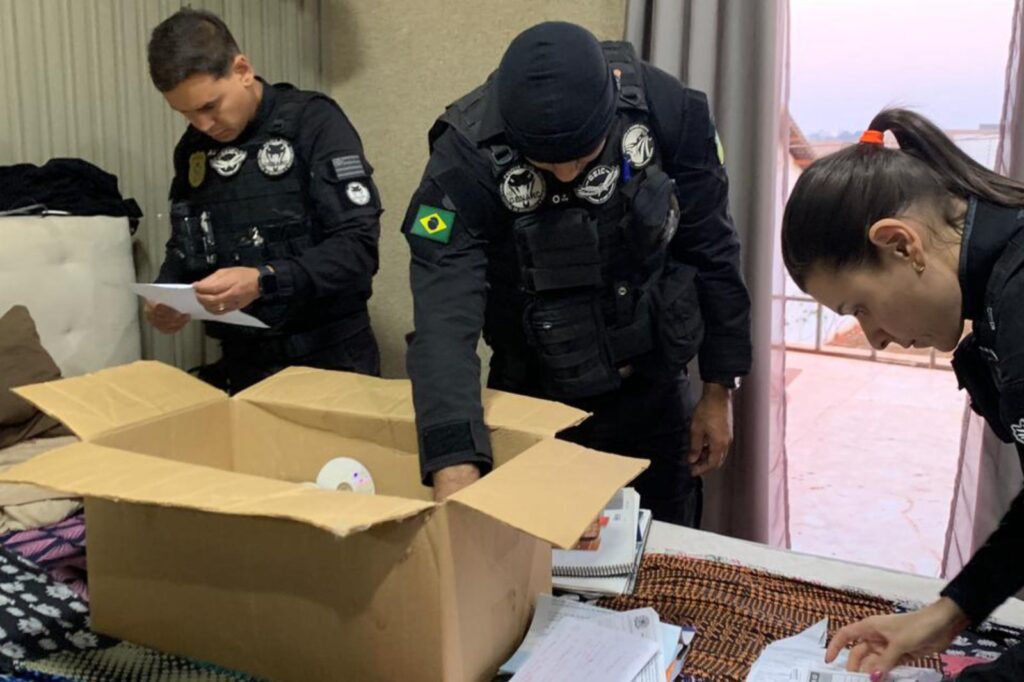 Operação do GEIC visa combater compra e venda de diplomas falsos em Anápolis (Foto: Divulgação/Polícia Civil)