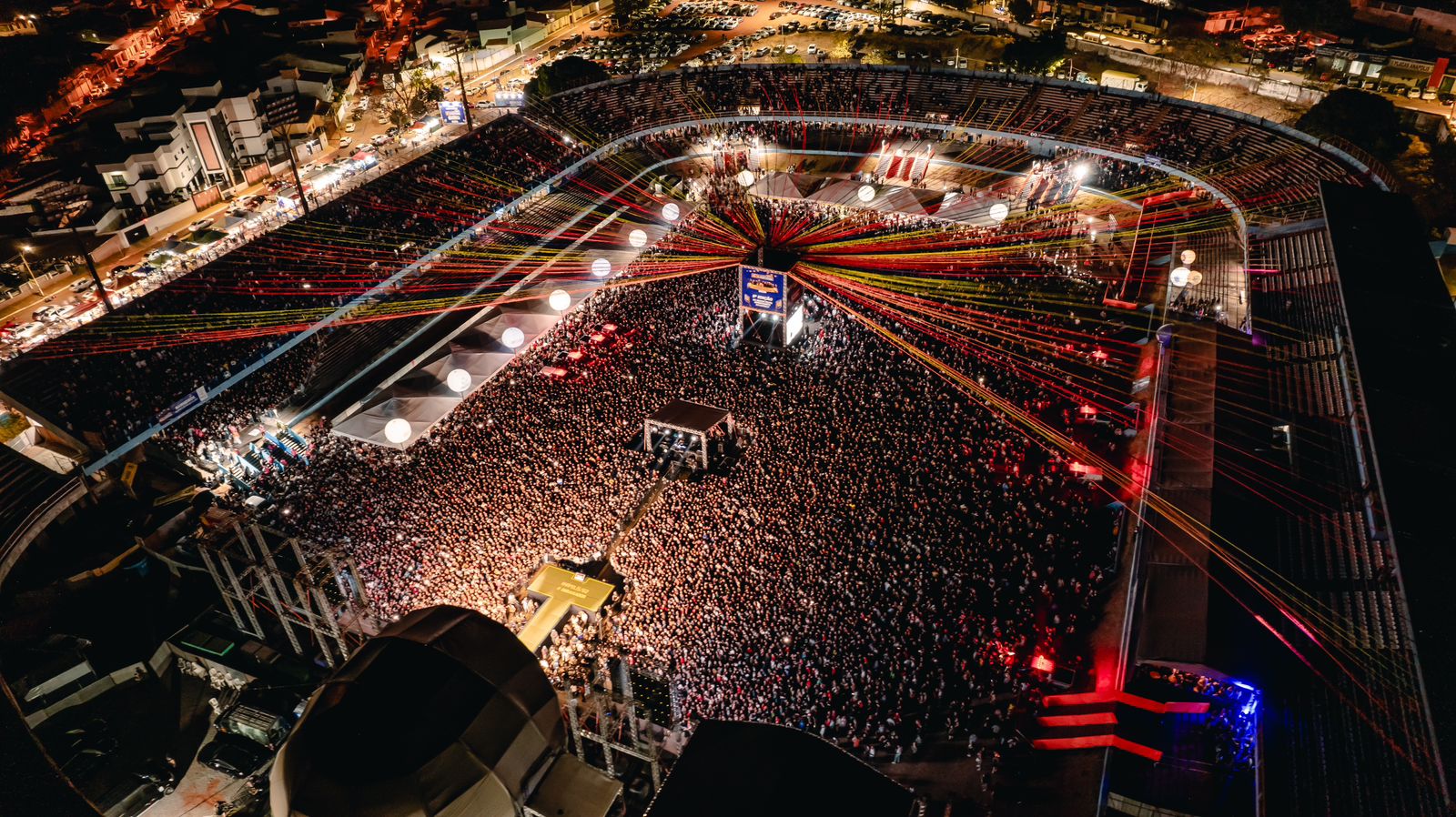 Com 25 mil ingressos esgotados dias antes do show, o estádio Jonas Duarte ficou lotado na noite do dia 31 (Foto: Divulgação/Prefeitura de Anápolis)