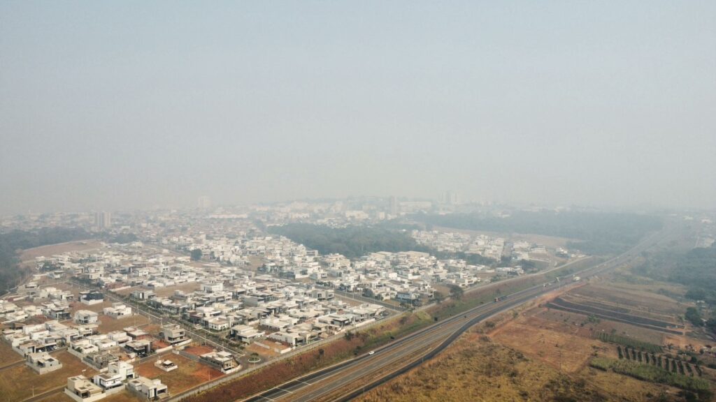 Nuvem de fumaça encobriu o céu de Anápolis no domingo (Foto: Yan Montarroyos)