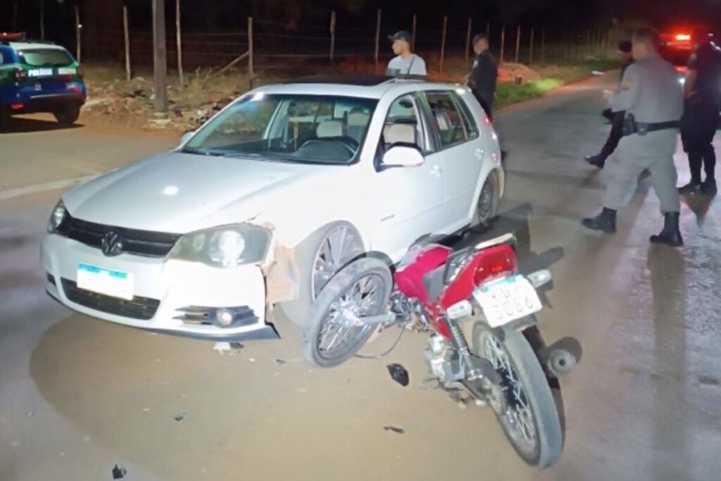 Adolescente seguia de carro pelo setor Chácaras Americanas quando o motociclista, em fuga, atingiu o veículo (Foto: Reprodução/PM)