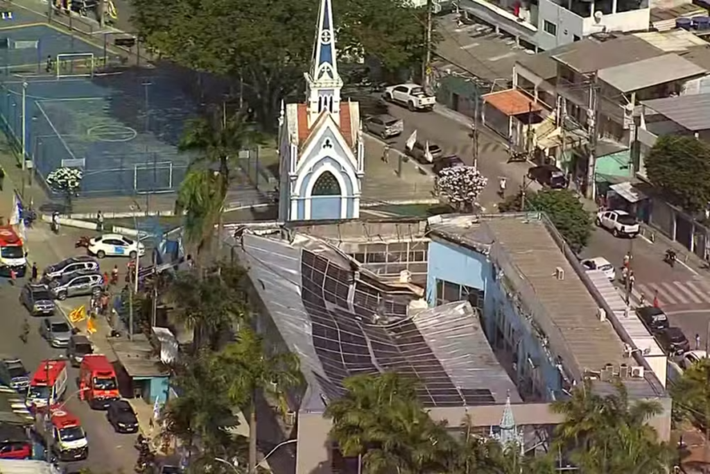 Vdeo de câmera de segurança mostra o momento em que o teto da igreja do Santuário de Nossa Senhora da Conceição desabou (Foto: Reprodução)