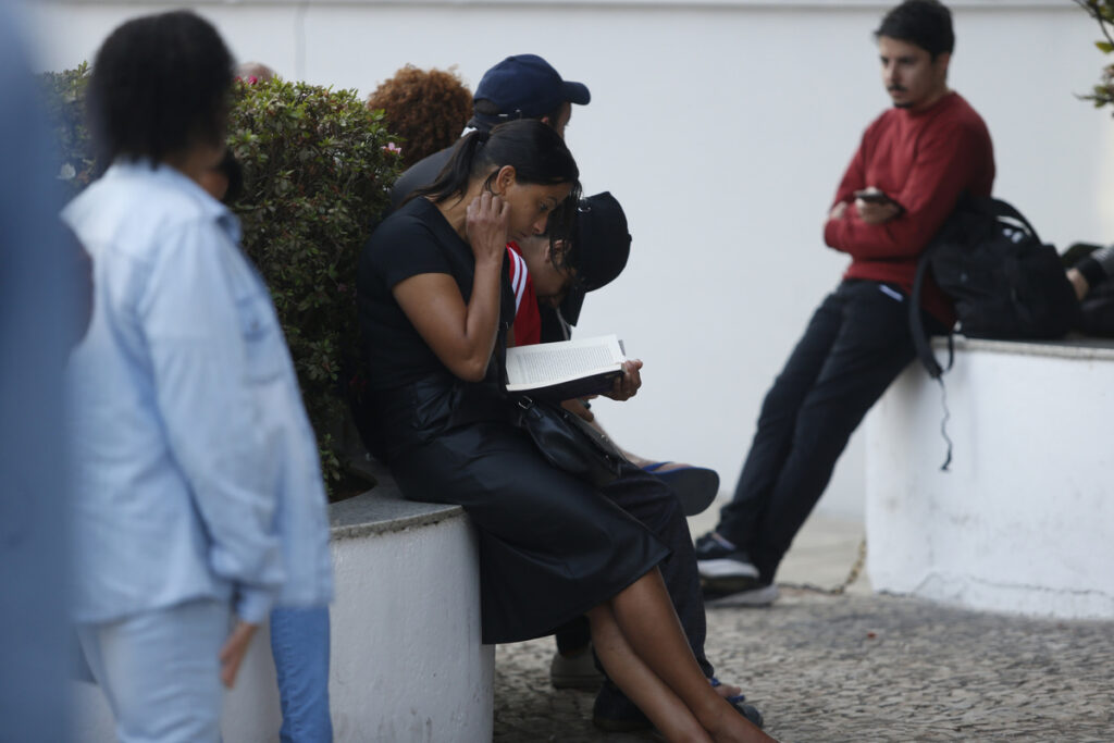 Com o gabarito oficial em mãos, os candidatos puderam verificar seus acertos e, agora, calculam a nota que conquistaram, até o momento. (Foto: Reprodução / Agência Brasil)