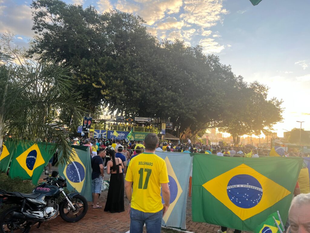 Apoiadores de Bolsonaro em ato político na Praça Dom Emanuel em Anápolis (Foto: Jonathan Cavalcante)