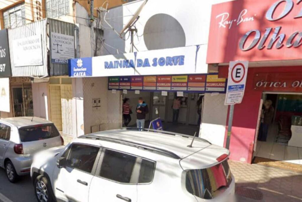 Prêmio foi sorteado na Lotérica Rainha da Sorte, localizada na Rua Manoel D'Abadia (Foto: Reprodução / Google Maps)