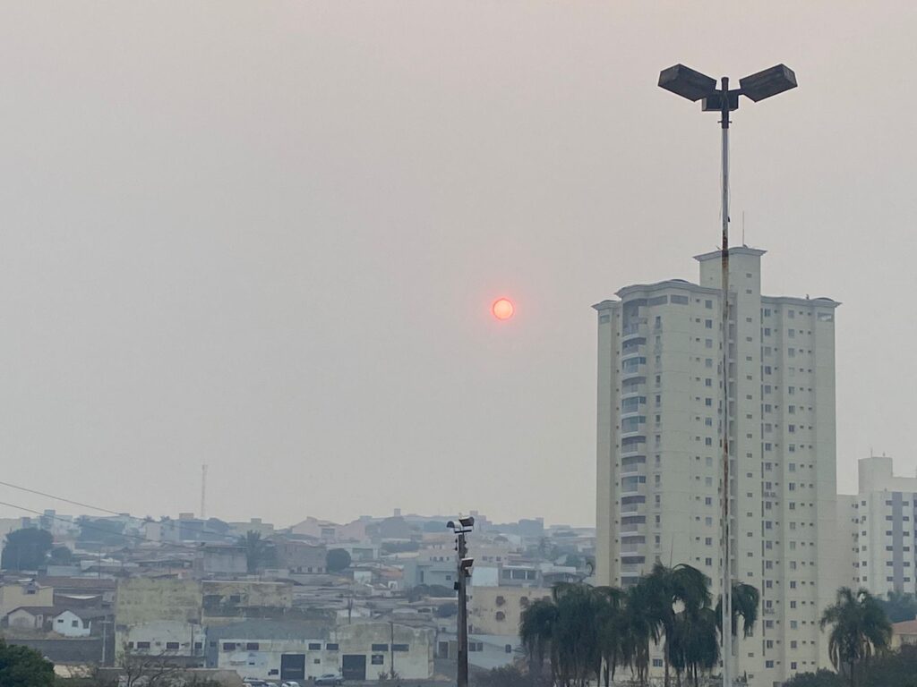 Registro do sol obscurecido pela fumaça no fim da tarde deste sábado (7) em Anápolis (Foto: Gabriel Emilliano Rodrigues)