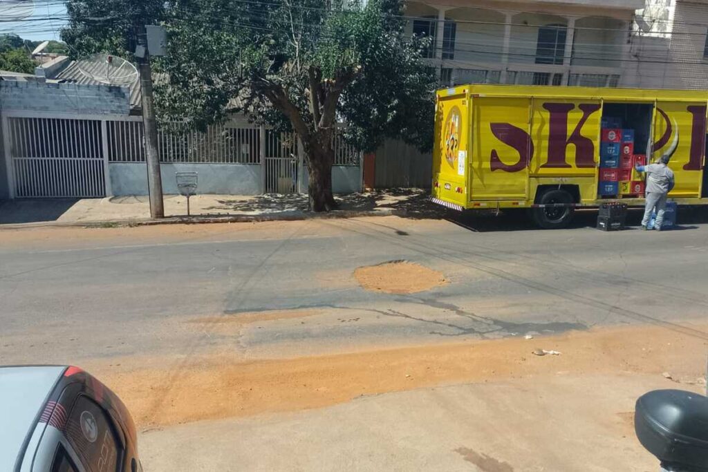 Moradores reclamam da poeira provocada pela falha no asfalto (Foto: José Aurélio Mendes)