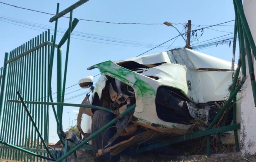 Grade do CMEI e a parte frontal do carro ficaram destruídas (Foto: Reprodução/PM)