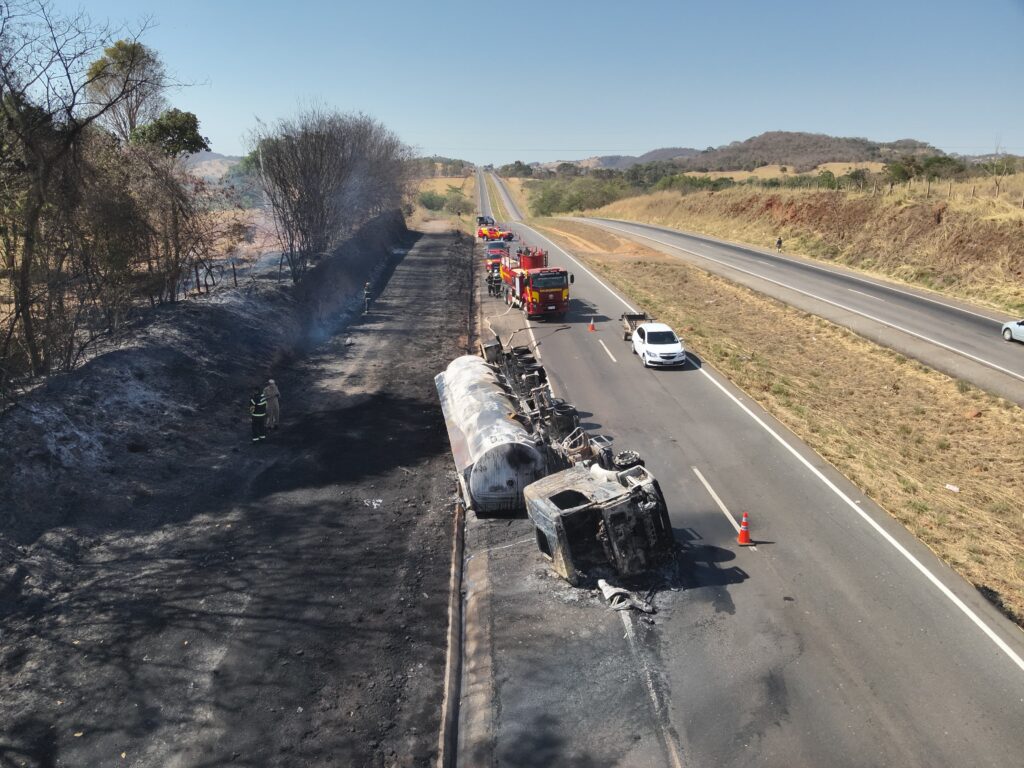 Fogo no caminhão também atingiu vegetação às margens da GO-080 (Foto: Divulgação/Bombeiros)