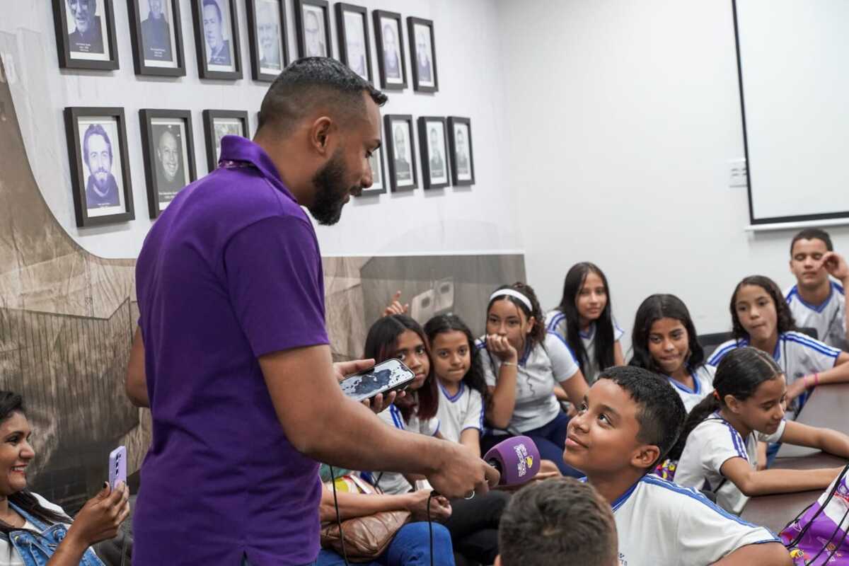 As escolas interessadas em participar do 'NO AR - Escola no Rádio' podem entrar em contato com o Departamento de Projetos Sociais da FFJBV (Foto: Lucas Henrique Dos Santos / FFJBV)