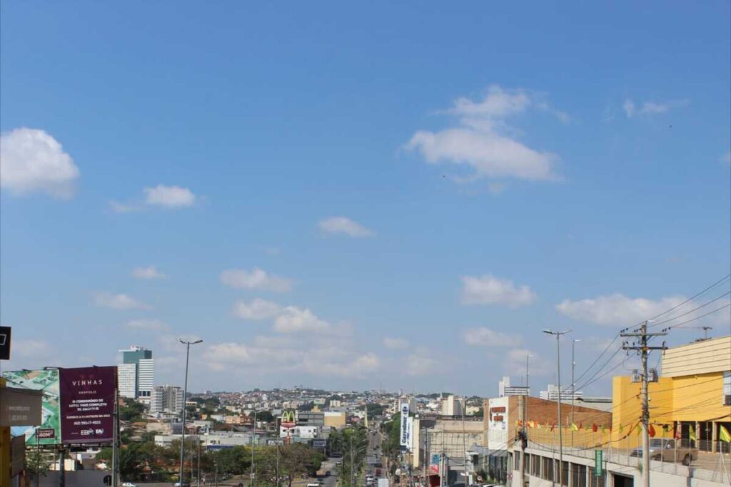 Vista da Avenida Brasil Norte próximo ao viaduto Nelson Mandela (Foto: Gabriel Emilliano Rodrigues / Rádio São Francisco)