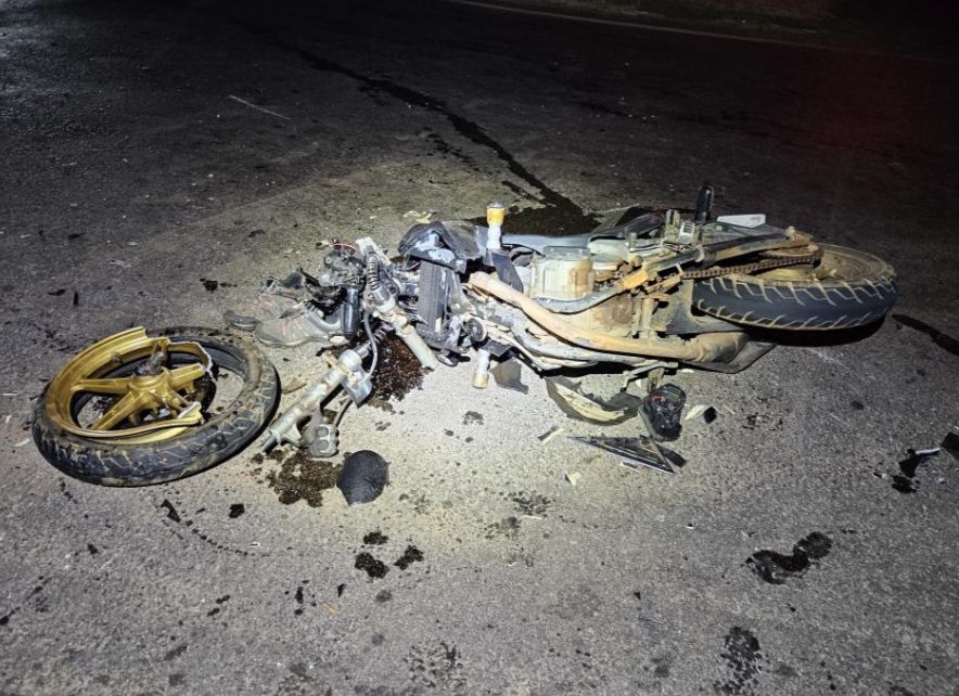 Moto de Silvio ficou completamente destruída com o impacto da batida (Foto: Reprodução)