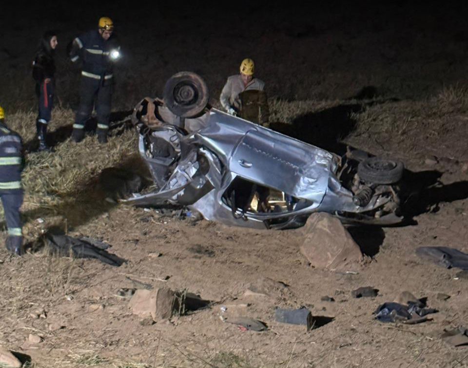 Carro ficou destruído no acidente (Foto: Anápolis Notícias)