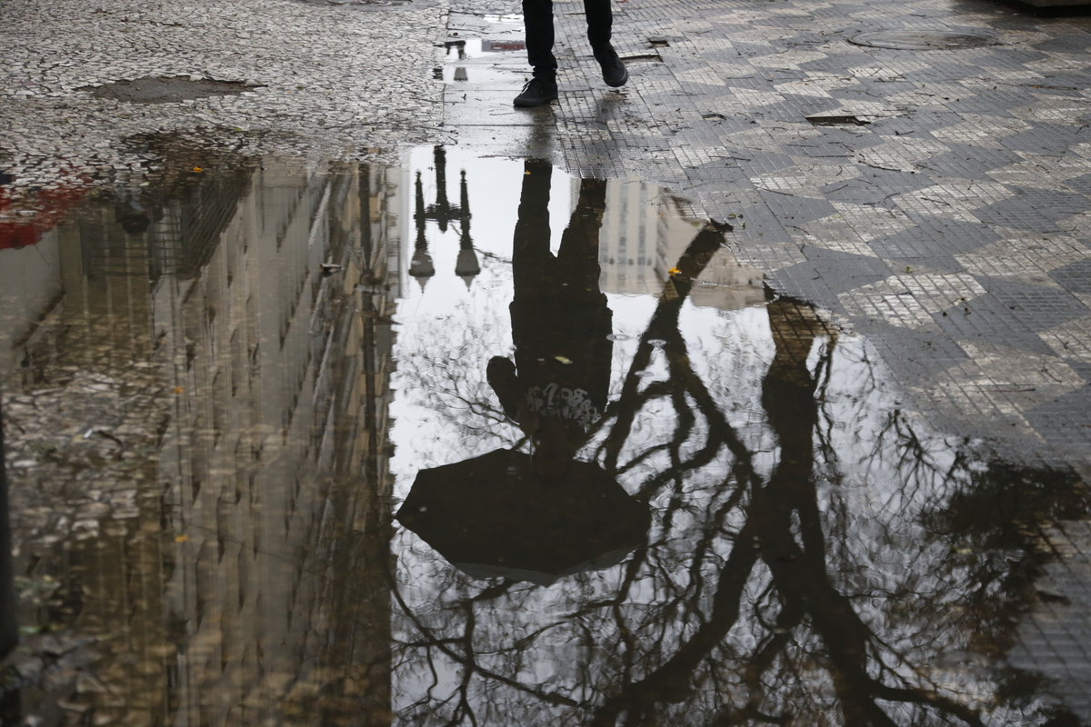 Apesar da chegada da chuva, as temperaturas devem continuar acima da média para o mês de outubro (Foto: Paulo Pinto/Agencia Brasil)