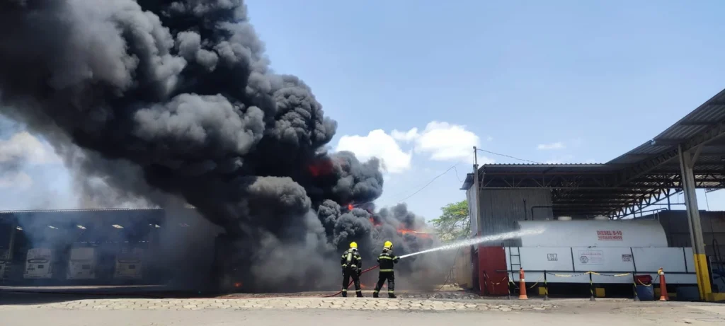 Tanque com diesel foi resfriado durante o combate às chamas (Foto: Bombeiros Anápolis)