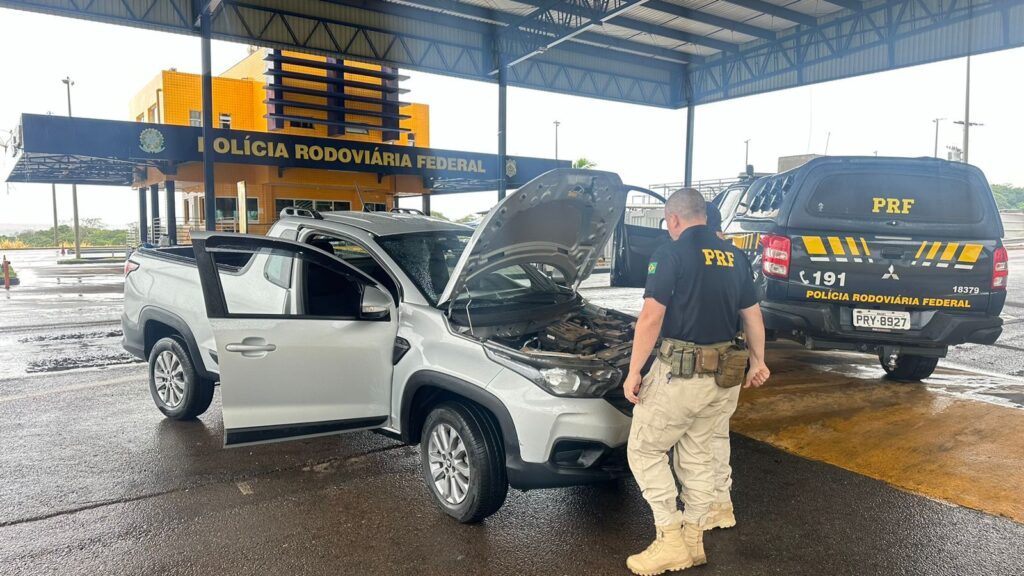 Carro apresentava sinais identificadores adulterados (Foto: Divulgação/PRF)