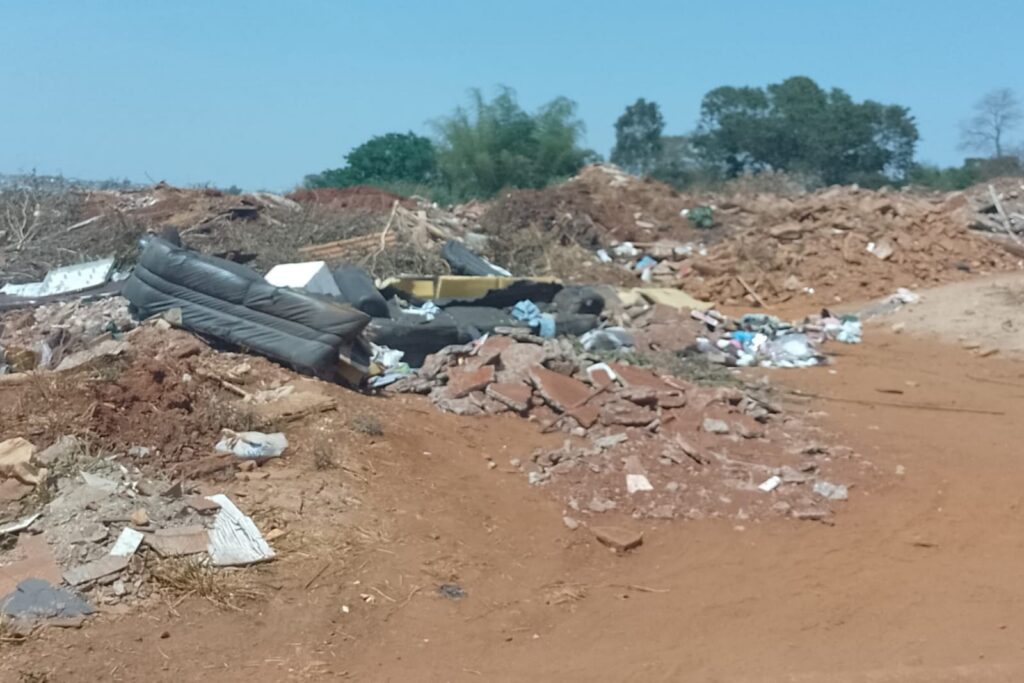 Moradores relatam descarte de lixo e entulho no local. (Foto: Reprodução / Imagens cedidas à Rádio São Francisco)