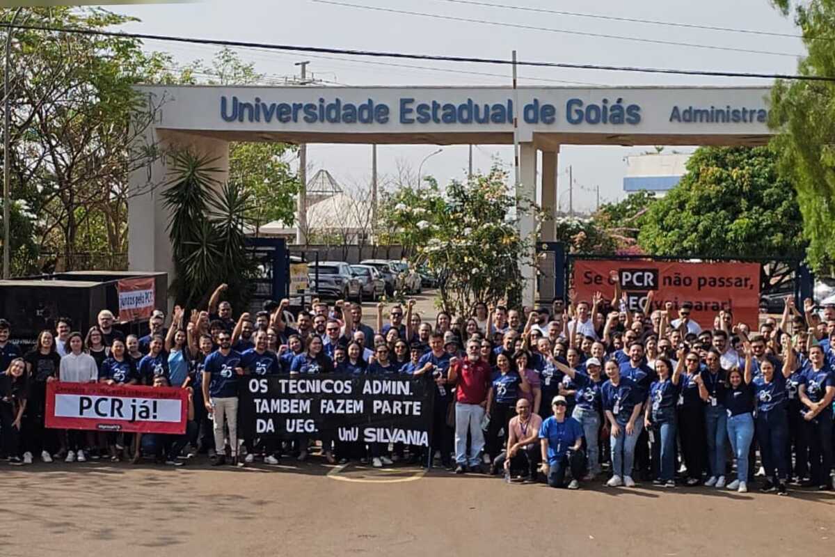 Manifestantes ressaltam que a UEG não oferece gratificação por titulação (mestrado e doutorado) aos servidores técnicos. (Foto: Reprodução / Imagens cedidas à Rádio São Francisco)