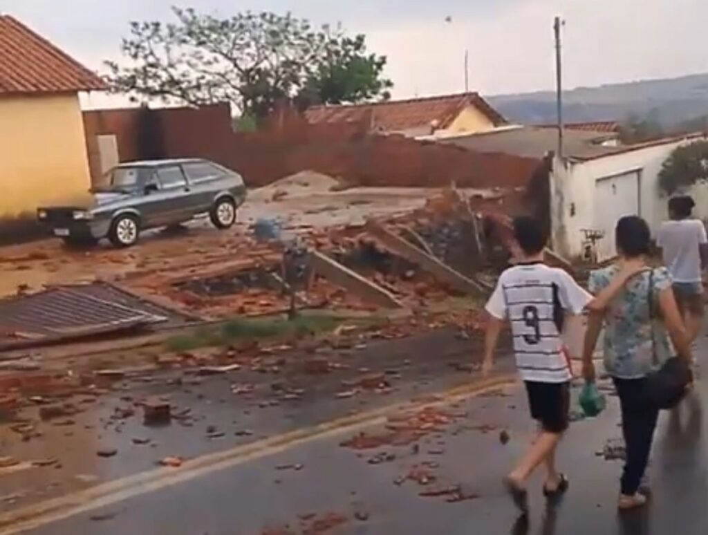 Ventania destelhou casas e danificou muros no Residencial Leblon (Foto: Captura)