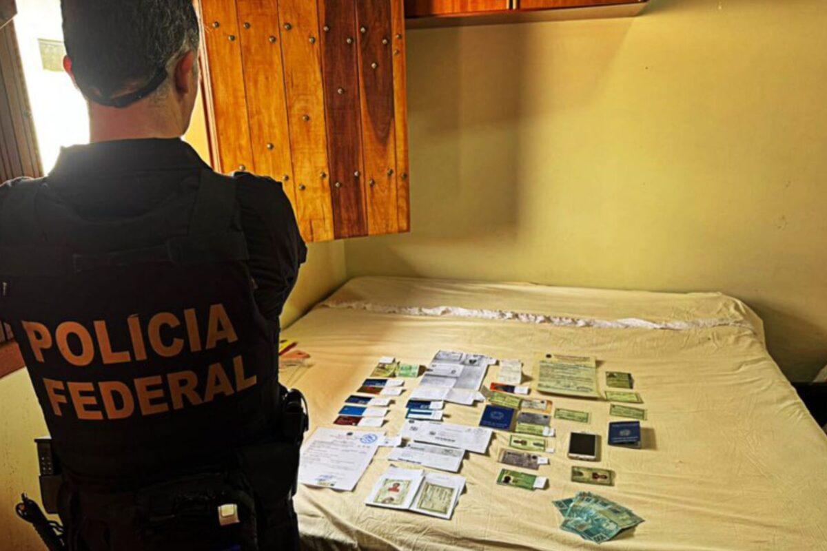 Foram encontrados e apreendidos na residência do investigado vários títulos eleitorais (Foto: Divulgação/Polícia Federal)