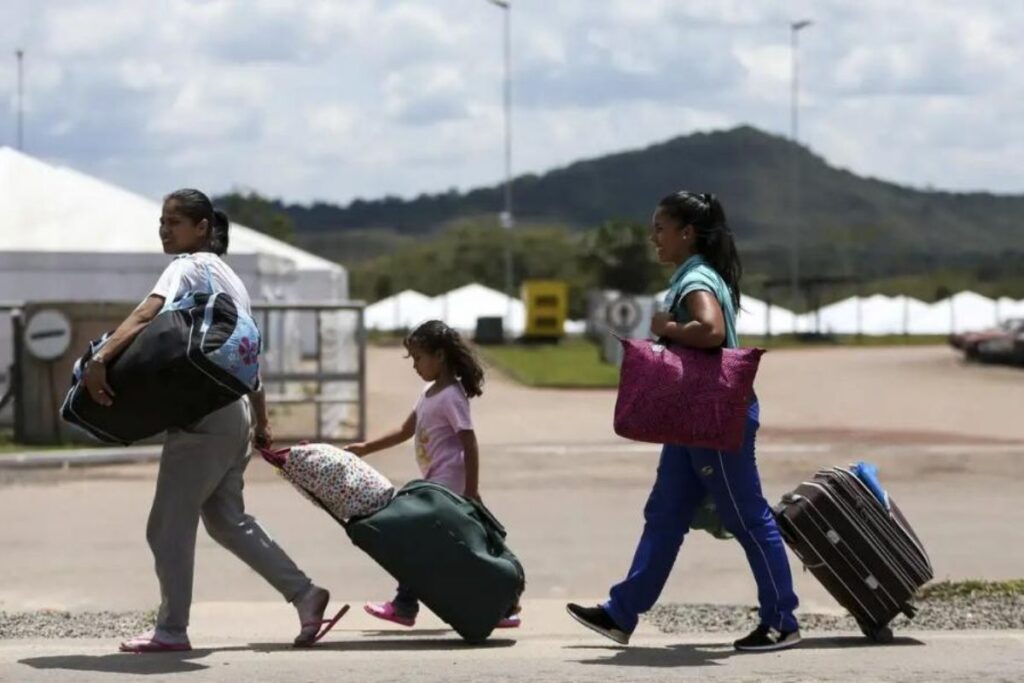 foto de imigrantes carregando malas