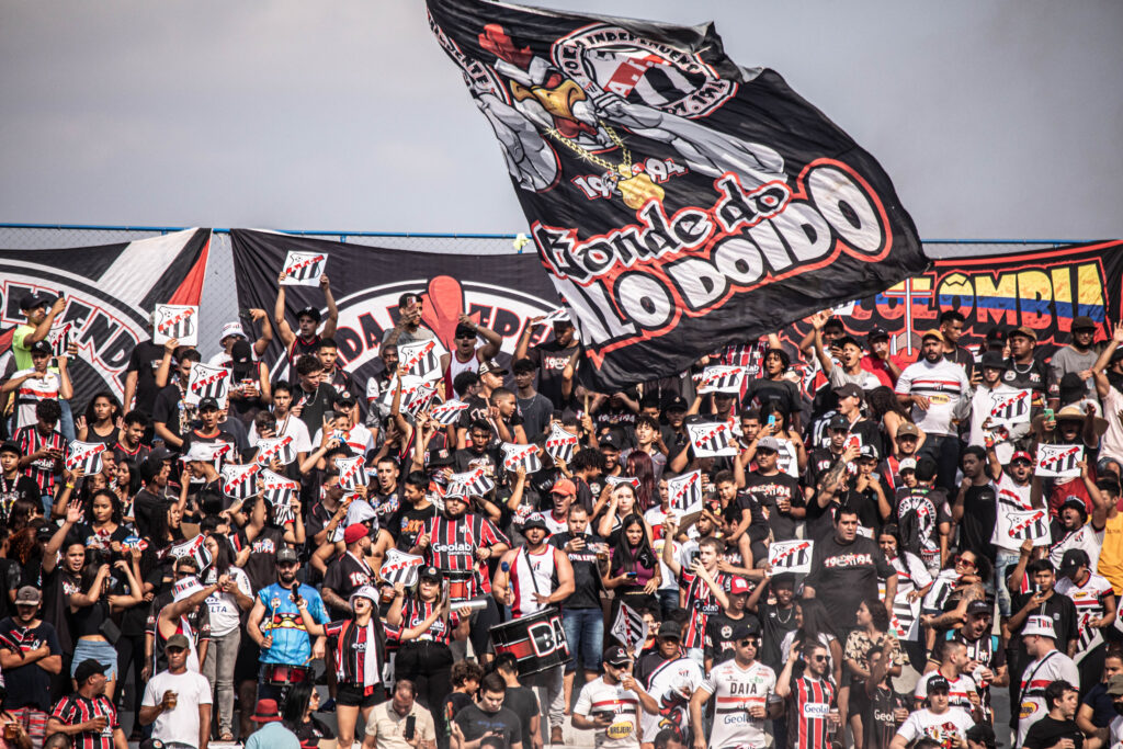 foto da torcida do anápolis em jogo da Série D de 2024