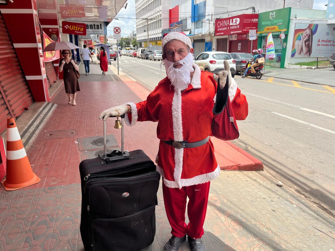 Papai noel e engraxate José Carlos Silva levando o espírito do natal pela ruas de Anápolis (Foto: Jonathan Cavalcante)