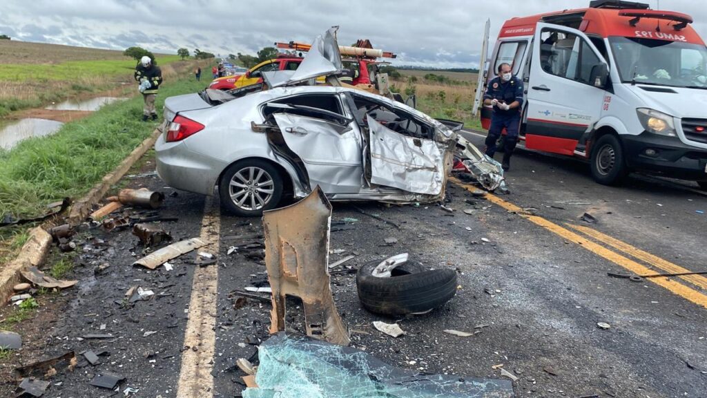 No Honda Civic estavam quatro ocupantes (Foto: Divulgação/Bombeiros