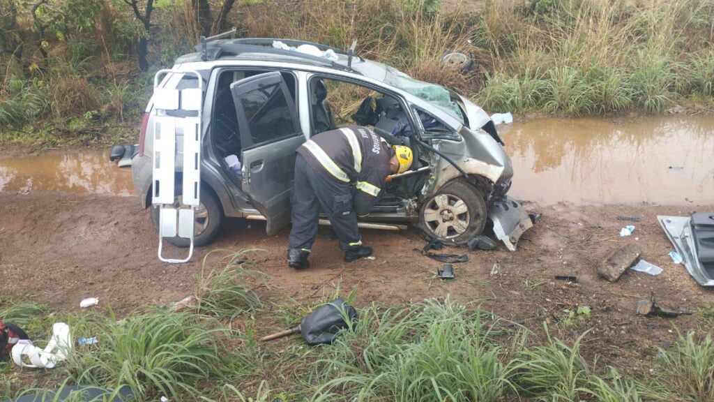 Fiat Idea também ficou destruído com o impacto do acidente (Foto: Divulgação/Bombeiros)