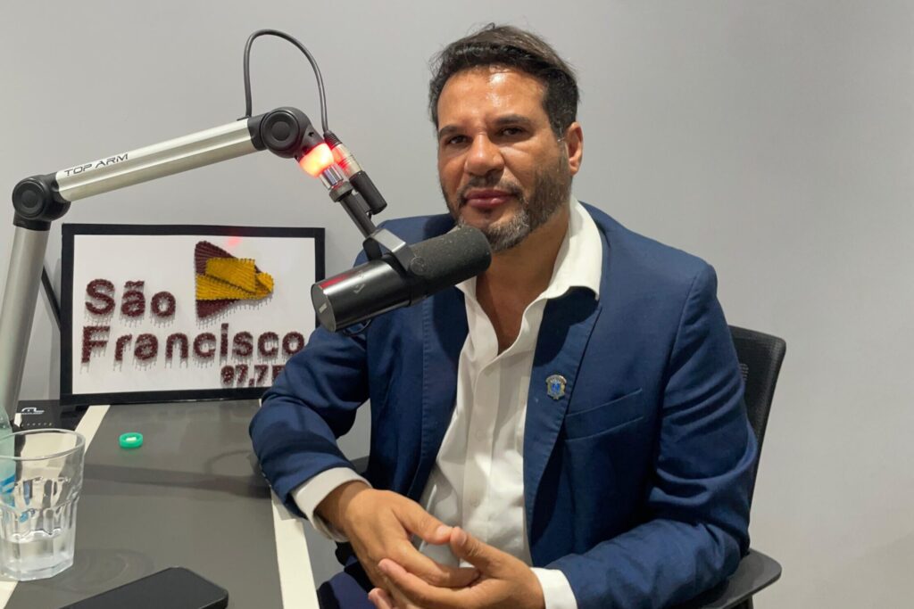 foto do vereador domingos paula no estúdio da Rádio São Francisco