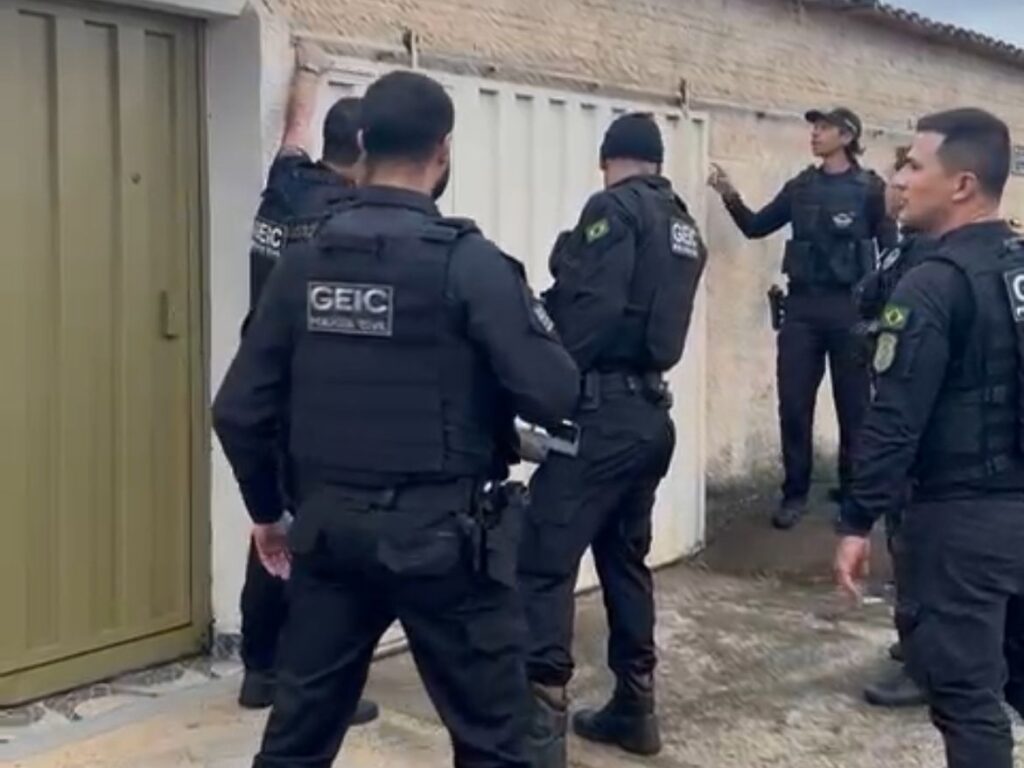 Mais de 60 policiais civis participaram da operação (Foto: Captura)