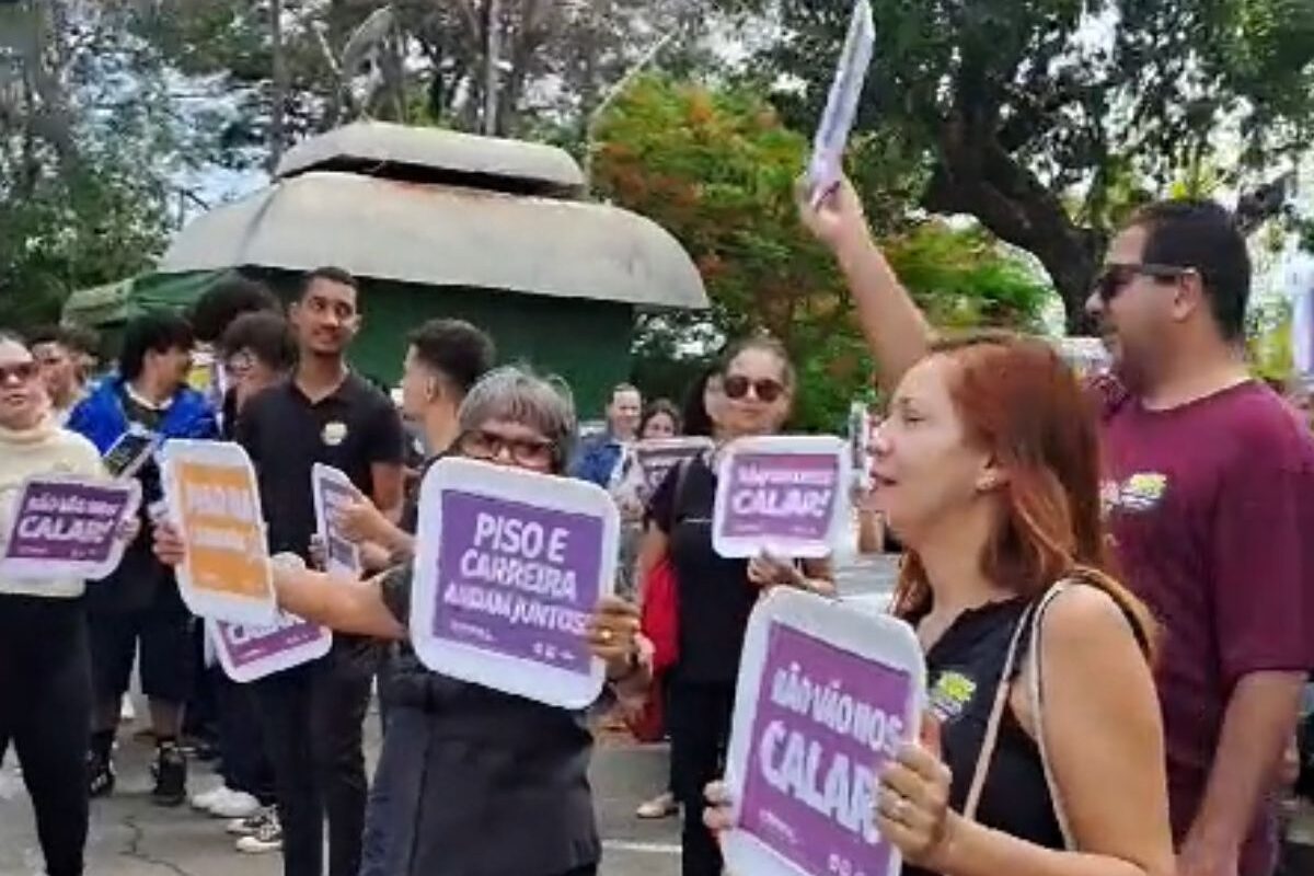 captura de tela de professores manifestando em Anápolis